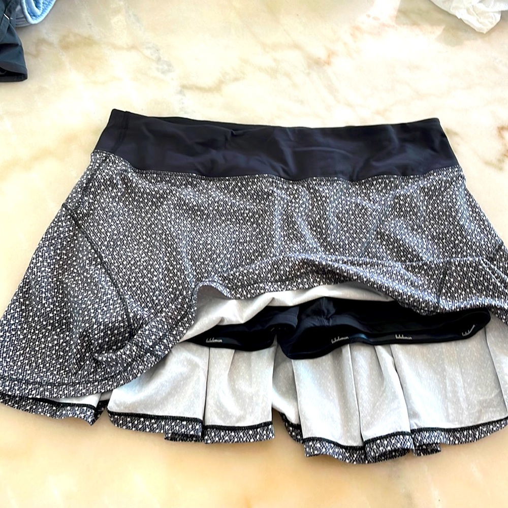 Lululemon skort size 6